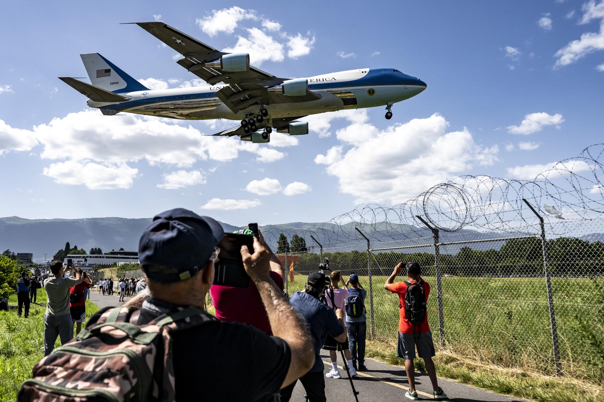 .- El Air Force One, en el que viaja el presidente de EE.UU., Donald Trump, aterriza en el aeropuerto de Ginebra para la cumbre del G7 de Evian, en Ginebra (Suiza), el 15 de junio de 2026. La cumbre está prevista del 15 al 17 de junio en la cercana Evian (Francia). (Francia, Suiza, Ginebra) EFE/EPA/JEAN-CHRISTOPHE BOTT