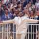 El cantante puertorriqueño Bad Bunny durante el último concierto de su gira en Madrid, este lunes en el estadio Metropolitano. EFE/Kiko Huesca