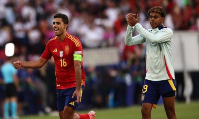Fotografía de Anna Szilagyi, en la que puede verse en una imagen de archivo del 5 de julio de 2024 a los internacionales españoles Rodrigo Hernández (i) y Lamine Yamal (d), tras un partido de su equipo en la Eurocopa de Alemania. EFE