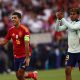 Fotografía de Anna Szilagyi, en la que puede verse en una imagen de archivo del 5 de julio de 2024 a los internacionales españoles Rodrigo Hernández (i) y Lamine Yamal (d), tras un partido de su equipo en la Eurocopa de Alemania. EFE