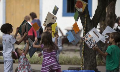 Fotografía de archivo de un grupo de niños durante una jornada de promoción de la lectura, en Paraty (Brasil). EFE/Sebastião Moreira