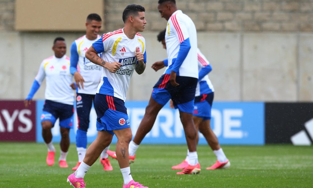 El jugador de la selección de Colombia James Rodríguez entrena este domingo en Guadalajara (México). EFE/ Francisco Guasco