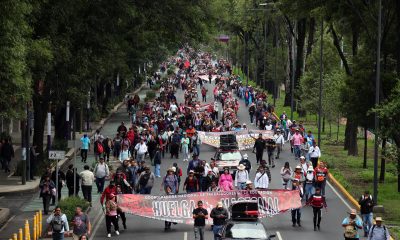 Personas se manifiestan este martes, en Ciudad de México (México). Cientos de docentes mexicanos dieron un nuevo paso en las protestas que mantienen desde hace días al organizar una marcha que tiene el objetivo de llegar al Estadio Ciudad de México (antes conocido como el Azteca), sede de la jornada inaugural del Mundial de fútbol 2026. EFE/ Madla Hartz