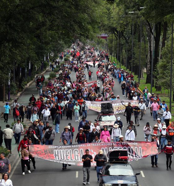 Personas se manifiestan este martes, en Ciudad de México (México). Cientos de docentes mexicanos dieron un nuevo paso en las protestas que mantienen desde hace días al organizar una marcha que tiene el objetivo de llegar al Estadio Ciudad de México (antes conocido como el Azteca), sede de la jornada inaugural del Mundial de fútbol 2026. EFE/ Madla Hartz