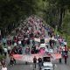 Personas se manifiestan este martes, en Ciudad de México (México). Cientos de docentes mexicanos dieron un nuevo paso en las protestas que mantienen desde hace días al organizar una marcha que tiene el objetivo de llegar al Estadio Ciudad de México (antes conocido como el Azteca), sede de la jornada inaugural del Mundial de fútbol 2026. EFE/ Madla Hartz