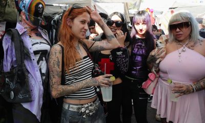Visitantes extranjeros posan durante un recorrido en el mercado de La Lagunilla este viernes, en la Ciudad de México (México). EFE/Mario Guzmán
