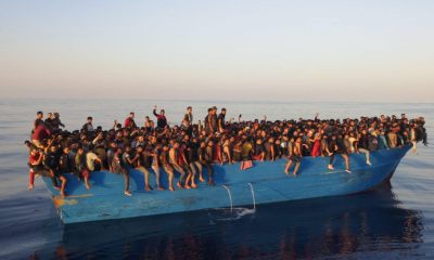 Un barco con migrantes en aguas cercanas a la isla italiana de Lampedusa EFE/EPA/CONCETTA RIZZO