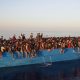 Un barco con migrantes en aguas cercanas a la isla italiana de Lampedusa EFE/EPA/CONCETTA RIZZO