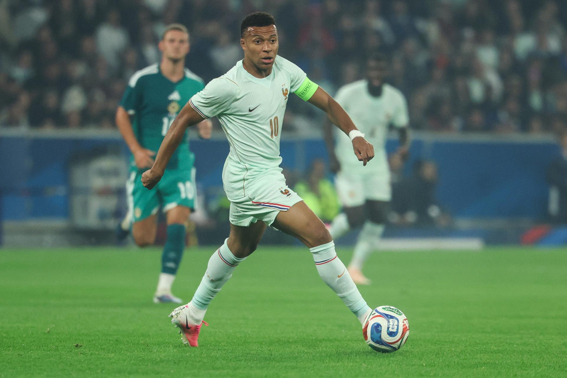 El internacional francés Kylian Mbappé (c), durante un partido amistoso disputado por su selección el pasado 8 de junio. EFE/MOHAMMED BADRA
