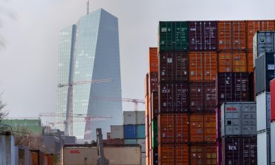 Imange de archivo de la sede del Banco Central Europeo (BCE) al fondo mientras un buque de carga está atracado en Fráncfort del Meno (Alemania)- EFE/EPA/RONALD WITTEK