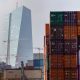 Imange de archivo de la sede del Banco Central Europeo (BCE) al fondo mientras un buque de carga está atracado en Fráncfort del Meno (Alemania)- EFE/EPA/RONALD WITTEK