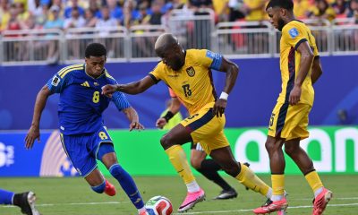 Livano Comenencia (i), de Curazao, marca al ecuatoriano Enner Valencia(c), durante el partido del Mundial 2026 en Kansas City. EFE/EPA/AMY KONTRAS