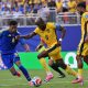 Livano Comenencia (i), de Curazao, marca al ecuatoriano Enner Valencia(c), durante el partido del Mundial 2026 en Kansas City. EFE/EPA/AMY KONTRAS