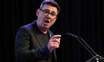 El candidato del Partido Laborista Andy Burnham habla tras confirmarse como ganador de la elección parcial de Makerfield en Wigan, Reino Unido, el 19 de junio de 2026. EFE/EPA/ADAM VAUGHAN