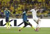 Oston Urunov (d) de Uzbekistán disputa un balón con Jefferson Lerma de Colombia este miércoles, en un partido del grupo K del Mundial de la FIFA 2026 entre Uzbekistán y Colombia, en el estadio Azteca en Ciudad de México (México). EFE/ Isaac Esquivel