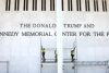 Obreros se preparan para retirar el nombre del presidente estadounidense, Donald J. Trump, de la fachada del Centro John F. Kennedy para las Artes Escénicas en Washington, DC, EE. UU., el 12 de junio de 2026. EFE/EPA/JIM LO SCALZO
