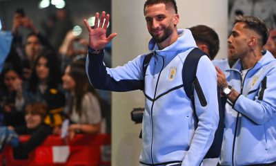 Fotografía del 9 de junio de Rodrigo Bentancur, de Uruguay, durante la despedida a la selección en el Aeropuerto de Carrasco en Montevideo. EFE/Federico Gutiérrez