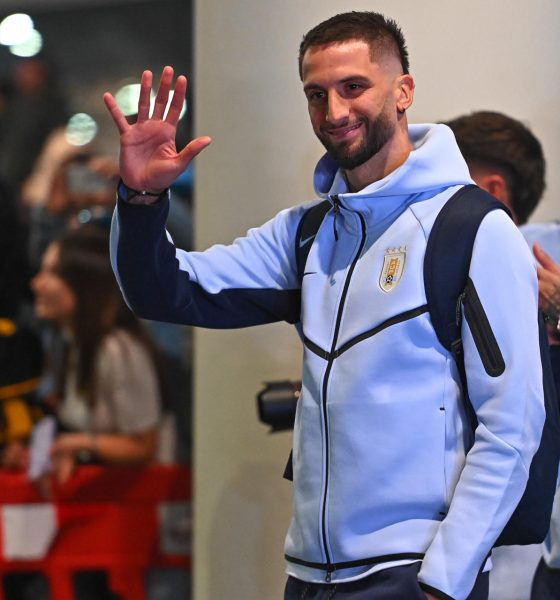 Fotografía del 9 de junio de Rodrigo Bentancur, de Uruguay, durante la despedida a la selección en el Aeropuerto de Carrasco en Montevideo. EFE/Federico Gutiérrez