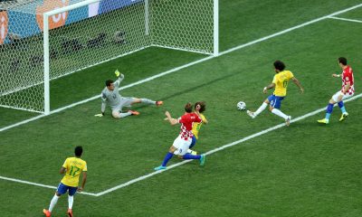 Fotografía de archivo del 12 de junio de 2014 en la que se observa al defensa brasileño Marcelo Vieira (2d) al marcar un gol en propia puerta durante el partido inaugural del Mundial de Fútbol de Brasil 2014 entre Brasil y Croacia en el estadio Arena de São Paulo. EFE/Mauricio Dueñas