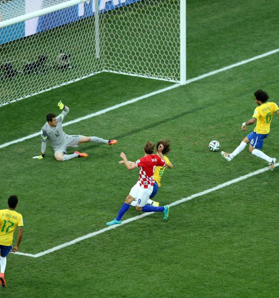 Fotografía de archivo del 12 de junio de 2014 en la que se observa al defensa brasileño Marcelo Vieira (2d) al marcar un gol en propia puerta durante el partido inaugural del Mundial de Fútbol de Brasil 2014 entre Brasil y Croacia en el estadio Arena de São Paulo. EFE/Mauricio Dueñas