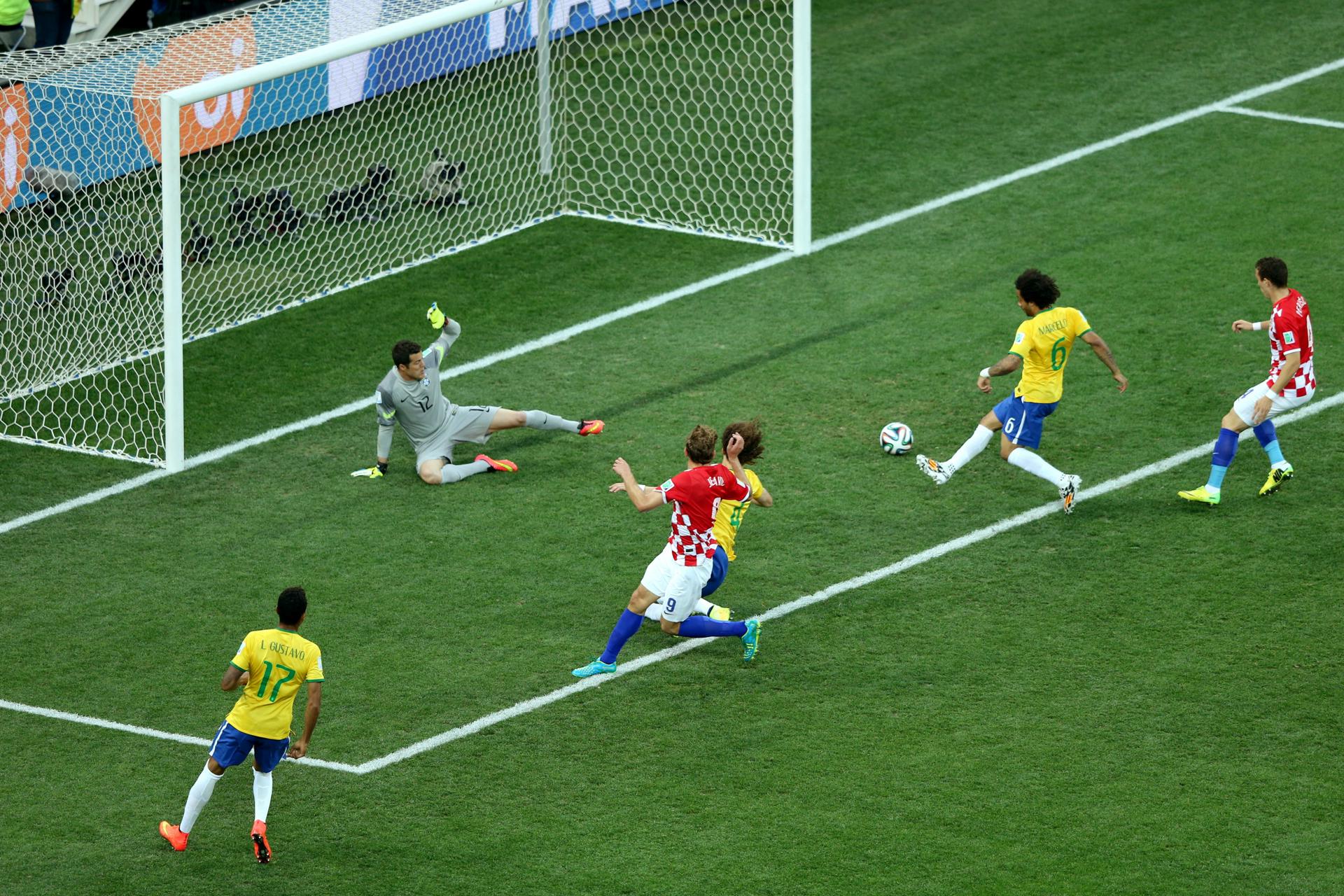 Fotografía de archivo del 12 de junio de 2014 en la que se observa al defensa brasileño Marcelo Vieira (2d) al marcar un gol en propia puerta durante el partido inaugural del Mundial de Fútbol de Brasil 2014 entre Brasil y Croacia en el estadio Arena de São Paulo. EFE/Mauricio Dueñas