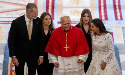 MADRID, 06/06/2026.- El papa León XIV acompañado de los reyes Felipe y Letizia, la princesa Leonor y la infanta Sofía ascienden por la Escalera de Embajadores del Palacio Real, donde tiene lugar la ceremonia de bienvenida al Sumo Pontífice que inicia este sábado en la capital un viaje de seis días a España. EFE/Daniel González