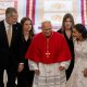 MADRID, 06/06/2026.- El papa León XIV acompañado de los reyes Felipe y Letizia, la princesa Leonor y la infanta Sofía ascienden por la Escalera de Embajadores del Palacio Real, donde tiene lugar la ceremonia de bienvenida al Sumo Pontífice que inicia este sábado en la capital un viaje de seis días a España. EFE/Daniel González