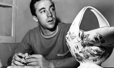 Fotografía de archivo (09/01/1966), del exjugador de fútbol Eduardo Gonçalves de Andrade, conocido como Tostão. Pocos futbolistas han vivido una transformación tan radical en tan poco tiempo como Tostão. Campeón del mundo en México 1970 con la Brasil de Pelé, se vio obligado a retirarse apenas tres años después por un grave problema ocular: "En aquella época, el fútbol era solo una diversión. Dudé entre medicina y psicología, y decidí ser médico", explica en una entrevista con EFE. Algunos le apodaron el 'Pelé Blanco', pero Eduardo Gonçalves de Andrade (Belo Horizonte, 1947) pasó a la historia como 'Tostão'.Hoy, con 79 años, recuerda en una entrevista con EFE que empezó a jugar "desde la infancia, tanto en el césped como en las canchas de fútbol sala". EFE/Manchete