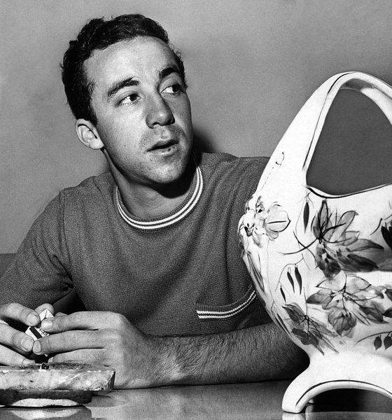 Fotografía de archivo (09/01/1966), del exjugador de fútbol Eduardo Gonçalves de Andrade, conocido como Tostão. Pocos futbolistas han vivido una transformación tan radical en tan poco tiempo como Tostão. Campeón del mundo en México 1970 con la Brasil de Pelé, se vio obligado a retirarse apenas tres años después por un grave problema ocular: "En aquella época, el fútbol era solo una diversión. Dudé entre medicina y psicología, y decidí ser médico", explica en una entrevista con EFE. Algunos le apodaron el 'Pelé Blanco', pero Eduardo Gonçalves de Andrade (Belo Horizonte, 1947) pasó a la historia como 'Tostão'.Hoy, con 79 años, recuerda en una entrevista con EFE que empezó a jugar "desde la infancia, tanto en el césped como en las canchas de fútbol sala". EFE/Manchete