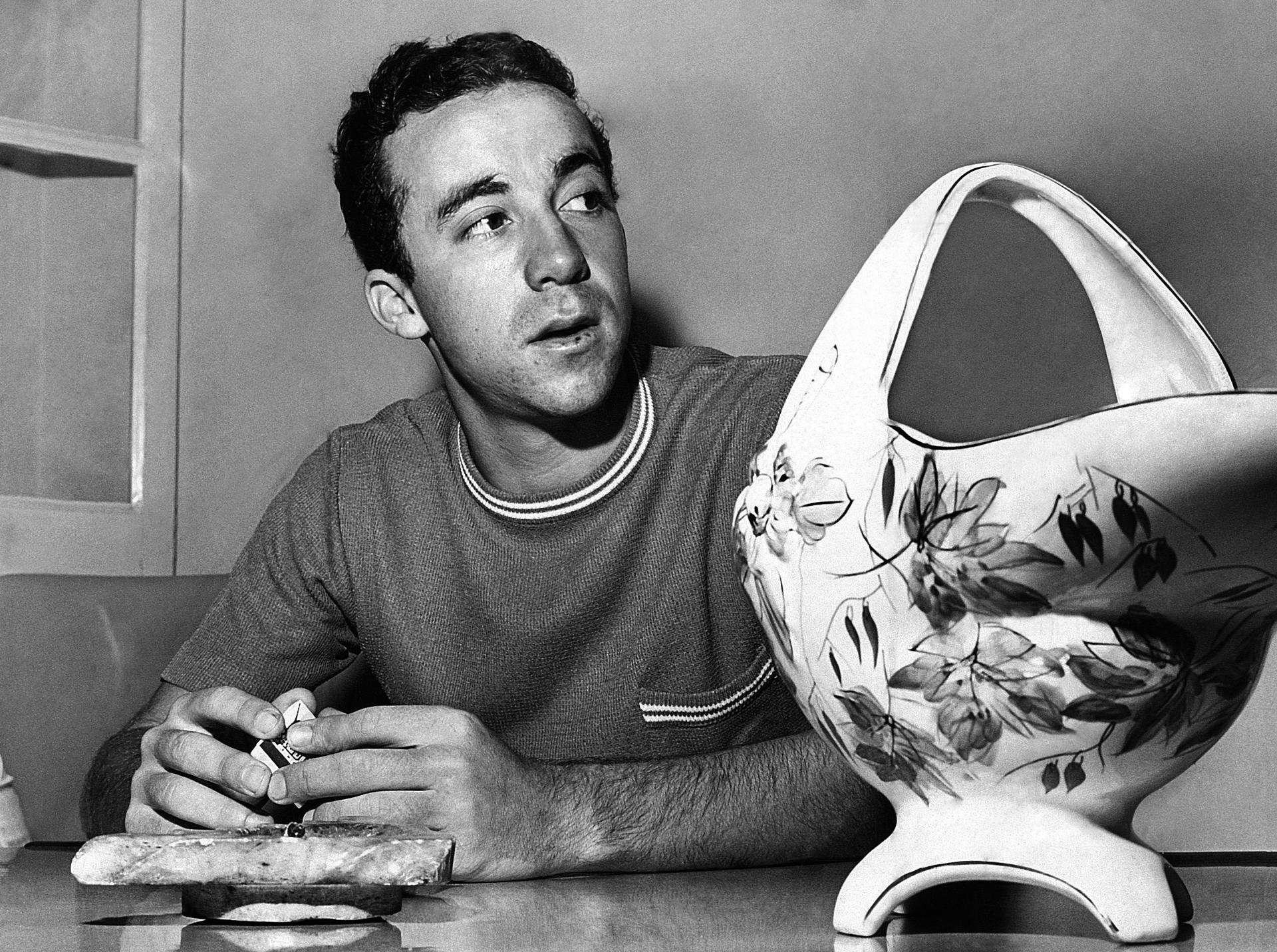 Fotografía de archivo (09/01/1966), del exjugador de fútbol Eduardo Gonçalves de Andrade, conocido como Tostão. Pocos futbolistas han vivido una transformación tan radical en tan poco tiempo como Tostão. Campeón del mundo en México 1970 con la Brasil de Pelé, se vio obligado a retirarse apenas tres años después por un grave problema ocular: "En aquella época, el fútbol era solo una diversión. Dudé entre medicina y psicología, y decidí ser médico", explica en una entrevista con EFE. Algunos le apodaron el 'Pelé Blanco', pero Eduardo Gonçalves de Andrade (Belo Horizonte, 1947) pasó a la historia como 'Tostão'.Hoy, con 79 años, recuerda en una entrevista con EFE que empezó a jugar "desde la infancia, tanto en el césped como en las canchas de fútbol sala". EFE/Manchete