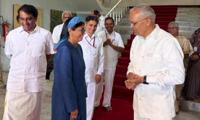Fotografía cedida este 7 de junio por el Palacio de Miraflores en la que se captó a la presidenta encargada de Venezuela, Delcy Rodríguez (c-i), durante su visita al Instituto de Estudios Superiores Sri Sathya Sai, en Andhra Pradesh (India). EFE/Palacio de Miraflores