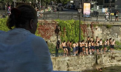 Unos jóvenes se divierten en una zona de baño de París la semana pasada. EFE/ Edgar Sapiña