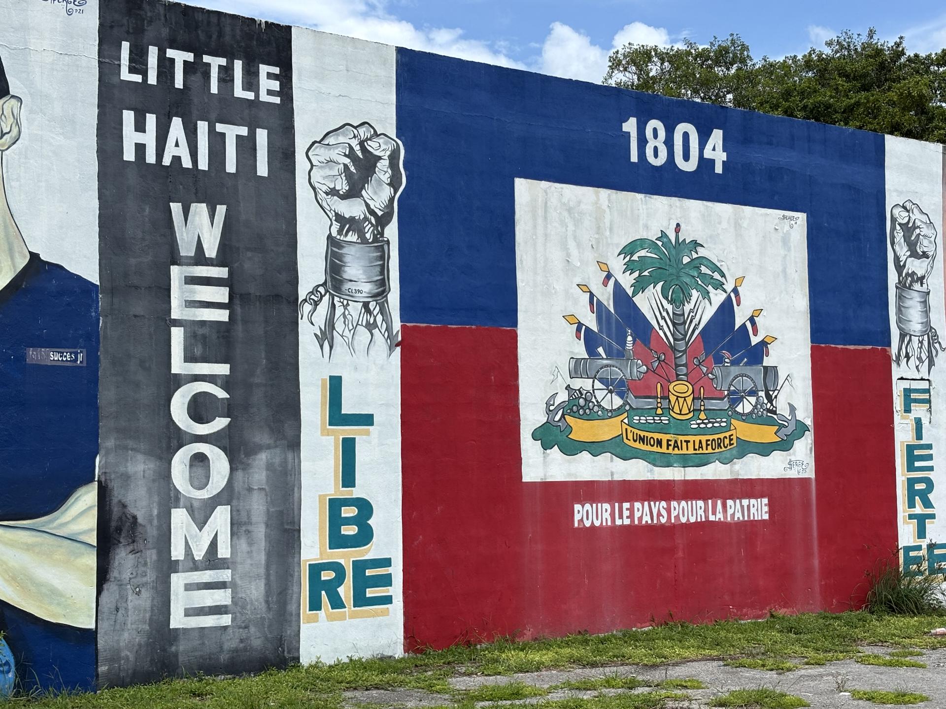 Fotografía del martes 9 de junio de un mural con la bandera haitiana pintado en el barrio de Little Haiti en Miami, Florida (EE.UU.). EFE/Hugo Barcia