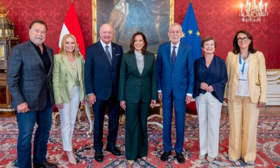 VIENA, 16/06/2026.- La exvicepresidenta demócrata Kamala Harris (c), posa junto al presidente austríaco, Alexander Van der Bellen (3d) y el actor y exgobernador republicano de California Arnold Schwarzenegger (i), con motivo de su visita a Viena. Harris calificó al Gobierno de Donald Trump como el "más despiadado, corrupto e incompetente que Estados Unidos ha experimentado", y pronosticó una victoria de su partido en las elecciones legislativas del próximo noviembre. Harris se pronunció así desde la Austrian World Summit (AWS), una conferencia medioambiental que Schwarzenegger celebra desde hace diez años en la capital austríaca. EFE/ Cuenta oficial en X del presidente federal de Austria - SOLO USO EDITORIAL/SOLO DISPONIBLE PARA ILUSTRAR LA NOTICIA QUE ACOMPAÑA (CRÉDITO OBLIGATORIO) -