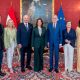 VIENA, 16/06/2026.- La exvicepresidenta demócrata Kamala Harris (c), posa junto al presidente austríaco, Alexander Van der Bellen (3d) y el actor y exgobernador republicano de California Arnold Schwarzenegger (i), con motivo de su visita a Viena. Harris calificó al Gobierno de Donald Trump como el "más despiadado, corrupto e incompetente que Estados Unidos ha experimentado", y pronosticó una victoria de su partido en las elecciones legislativas del próximo noviembre. Harris se pronunció así desde la Austrian World Summit (AWS), una conferencia medioambiental que Schwarzenegger celebra desde hace diez años en la capital austríaca. EFE/ Cuenta oficial en X del presidente federal de Austria - SOLO USO EDITORIAL/SOLO DISPONIBLE PARA ILUSTRAR LA NOTICIA QUE ACOMPAÑA (CRÉDITO OBLIGATORIO) -