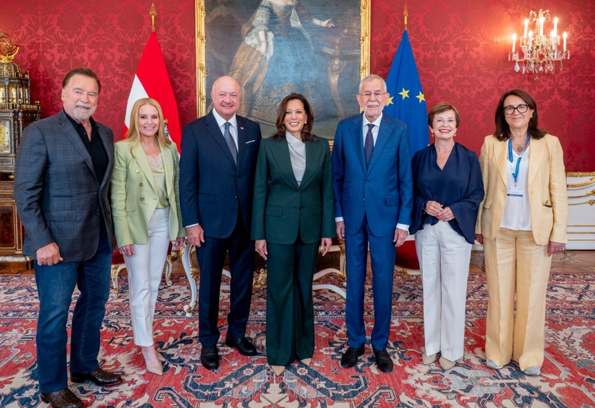 VIENA, 16/06/2026.- La exvicepresidenta demócrata Kamala Harris (c), posa junto al presidente austríaco, Alexander Van der Bellen (3d) y el actor y exgobernador republicano de California Arnold Schwarzenegger (i), con motivo de su visita a Viena. Harris calificó al Gobierno de Donald Trump como el "más despiadado, corrupto e incompetente que Estados Unidos ha experimentado", y pronosticó una victoria de su partido en las elecciones legislativas del próximo noviembre. Harris se pronunció así desde la Austrian World Summit (AWS), una conferencia medioambiental que Schwarzenegger celebra desde hace diez años en la capital austríaca. EFE/ Cuenta oficial en X del presidente federal de Austria - SOLO USO EDITORIAL/SOLO DISPONIBLE PARA ILUSTRAR LA NOTICIA QUE ACOMPAÑA (CRÉDITO OBLIGATORIO) -