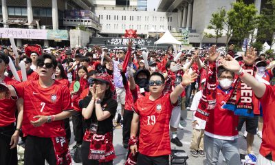 SEOUL (Korea, Republic Of), 19/06/2026.- Personas ven el partido entre Corea del Sur y México en Gwanghwamun Square, en Seúl. EFE/EPA/JEON HEON-KYUN