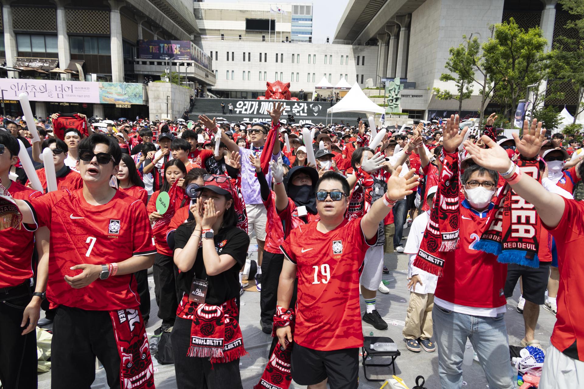 SEOUL (Korea, Republic Of), 19/06/2026.- Personas ven el partido entre Corea del Sur y México en Gwanghwamun Square, en Seúl. EFE/EPA/JEON HEON-KYUN