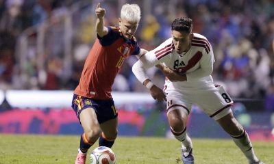 Dani Olmo (i) de España disputa un balón con Rrick Noriega (d) de Perú en un partido amistoso entre España y Perú previo al Mundial de Fútbol 2026 en el estadio Cuauhtémoc en Puebla (México). EFE/ Hilda Ríos