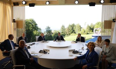 - (I-D) Canciller de Alemania Friedrich Merz, Primer Ministro de Gran Bretaña Keir Starmer, Presidente de EE. UU. Donald Trump, Presidente de Francia Emmanuel Macron, Primer Ministro de Canadá Mark Carney, Primera Ministra de Italia Giorgia Meloni, Primera Ministra de Japón Sanae Takaichi, y Presidente del Consejo Europeo Antonio Costa (Frente I) y Presidenta de la Comisión Europea Ursula Von Der Leyen (Frente I) asisten a una cena de trabajo en el Hotel Royal durante la cumbre del G7 en Evian-les-Bains, Francia, 15 de junio de 2026. La 52ª Cumbre del G7 tiene lugar en Evian-les-Bains del 15 al 17 de junio de 2026. (Francia, Alemania, Italia, Japón, Reino Unido) EFE/EPA/YOAN VALAT