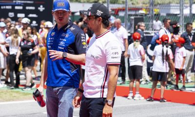 El piloto neerlandés del equipo Oracle Red Bull Racing Max Verstappen (i) junto a Checo Pérez en el drivers parade antes de la carrera del Gran Premio de Fórmula 1 de Barcelona-Cataluña. EFE/Siu Wu