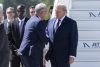 El Presidente Federal Suizo Guy Parmelin (I) da la bienvenida al Presidente de los Estados Unidos Donald Trump (D) en el Aeropuerto de Ginebra antes de la cumbre del G7 en Evian, en Ginebra, Suiza, el 15 de junio de 2026. La cumbre está programada para llevarse a cabo del 15 al 17 de junio en la cercana Evian, Francia. (Francia, Suiza, Ginebra) EFE/EPA/MARTIAL TREZZINI / POOL