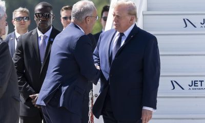 El Presidente Federal Suizo Guy Parmelin (I) da la bienvenida al Presidente de los Estados Unidos Donald Trump (D) en el Aeropuerto de Ginebra antes de la cumbre del G7 en Evian, en Ginebra, Suiza, el 15 de junio de 2026. La cumbre está programada para llevarse a cabo del 15 al 17 de junio en la cercana Evian, Francia. (Francia, Suiza, Ginebra) EFE/EPA/MARTIAL TREZZINI / POOL