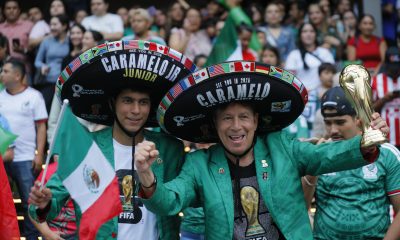 Aficionados esperan a la selección de México a las afueras de su hotel de concentración este martes, en Guadalajara (México). EFE/ Francisco Guasco