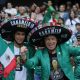 Aficionados esperan a la selección de México a las afueras de su hotel de concentración este martes, en Guadalajara (México). EFE/ Francisco Guasco