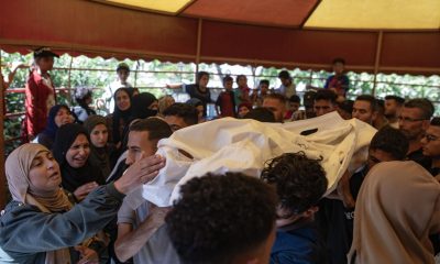 Fotografía del 7 de junio de 2026 de palestinos llorando durante un funeral en el Hospital Nasser en Jan Yunis, en el sur de la Franja de Gaza. EFE/EPA/HAITHAM IMAD