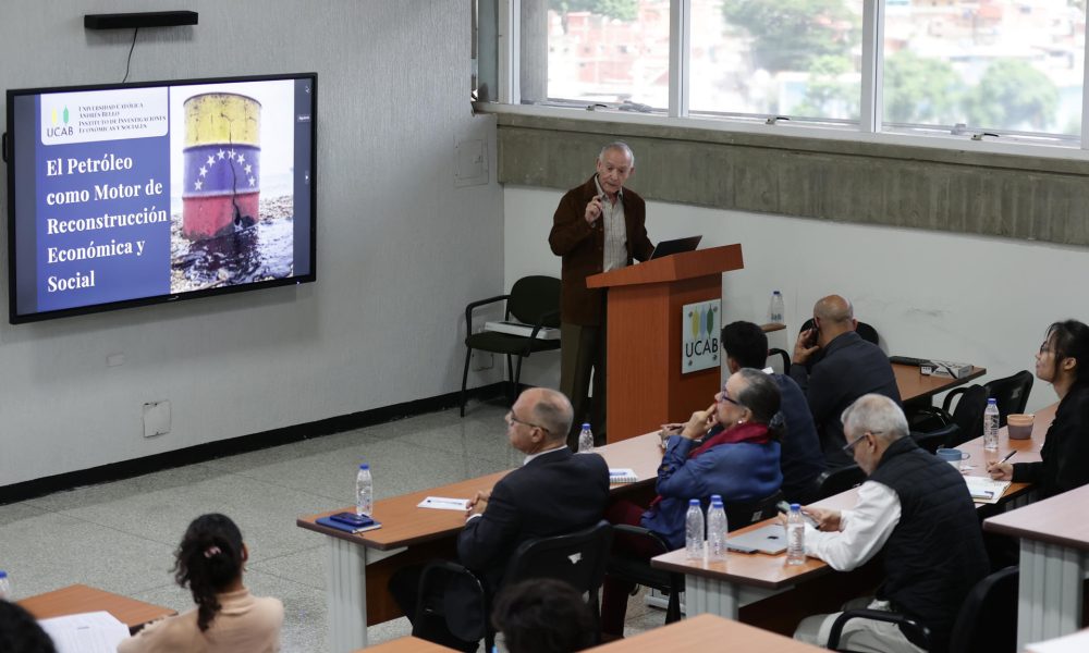 El economista Luis Zambrano Sequín habla durante un foro sobre el desarrollo del sector petrolero de Venezuela este lunes, en Caracas (Venezuela). EFE/ Ronald Peña R