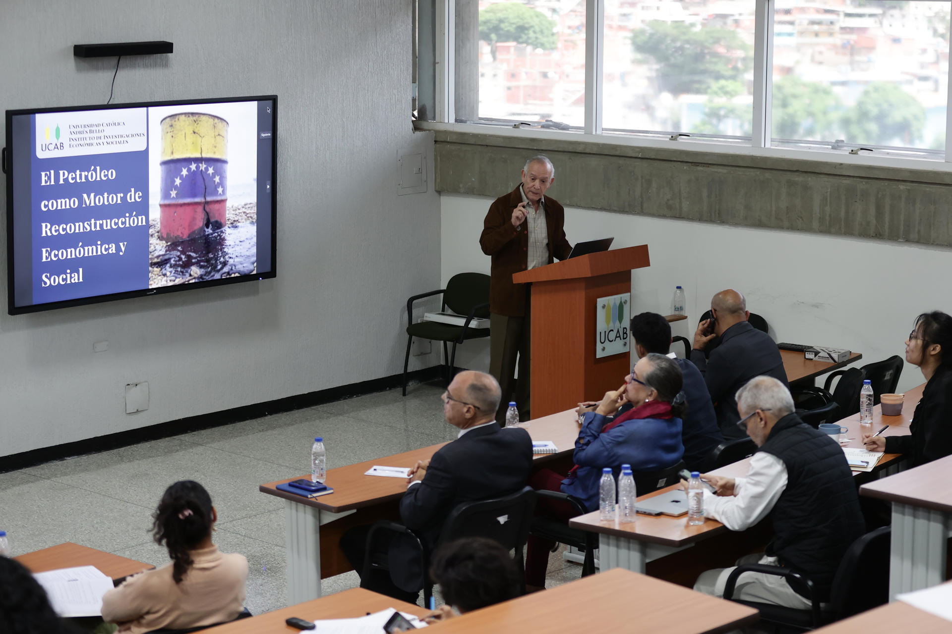 El economista Luis Zambrano Sequín habla durante un foro sobre el desarrollo del sector petrolero de Venezuela este lunes, en Caracas (Venezuela). EFE/ Ronald Peña R