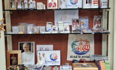 Recuerdos del papa León XIV a la venta en una tienda de productos religiosos en Madrid con motivo de la visita del pontífice a España. EFE/Isabel Rodríguez