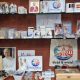 Recuerdos del papa León XIV a la venta en una tienda de productos religiosos en Madrid con motivo de la visita del pontífice a España. EFE/Isabel Rodríguez